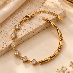 Solène gold link bracelet with square clear stones and sculptural links for women
